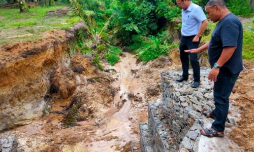 Jambatan sementara dibina di Kampung Kubang Badak atasi hakisan tanah