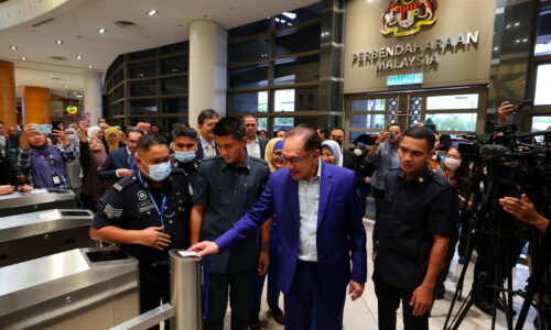PM Anwar mula tugas Menteri Kewangan