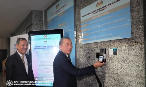 Fadillah mula tugas rasmi sebagai Menteri Perladangan dan Komoditi