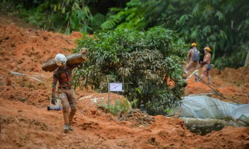 Tanah runtuh: Angka korban meningkat 21 orang