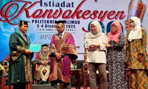 Air mata iringi ibu terima diploma arwah anak