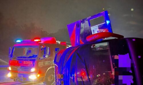 Dua cedera bas ekspres terbalik di Lebuh Raya PLUS