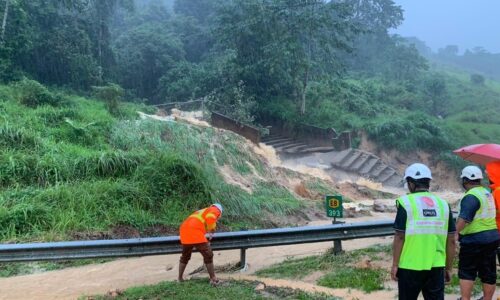 Banjir kilat di LPT2 akibat limpahan air cerun