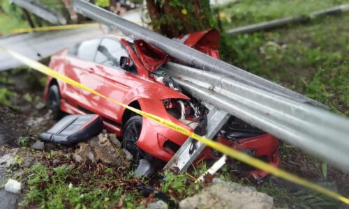 Elak babi melintas, kereta terbabas tembus besi penghadang jalan