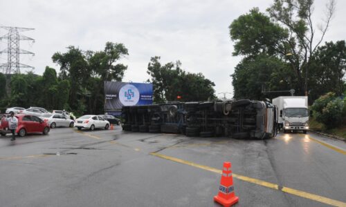 Lima jam alih lori terbabas di lampu isyarat MOZAC