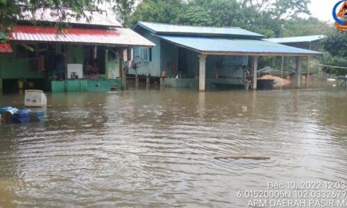 Penduduk Rantau Panjang berjaga-jaga Sungai Golok melepasi paras bahaya