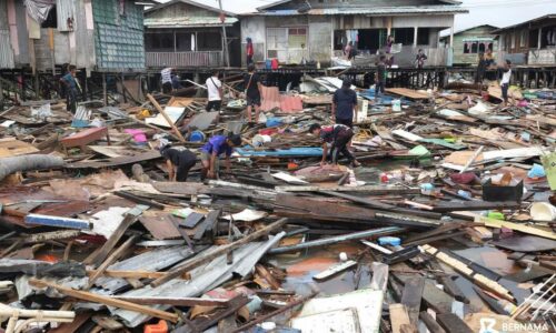 Air Pasang: Lebih 100 rumah atas air roboh di Kampung Forest