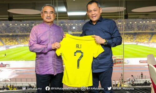 Yang di-Pertua Negeri Melaka terima jersi skuad Harimau Malaya