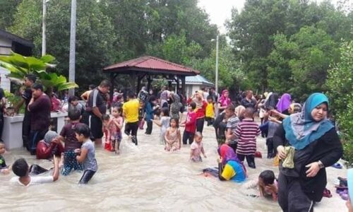 Air pasang besar di Tanjung Piai jadi tarikan pelancong