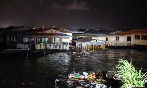 Air pasang besar: 38 lagi rumah roboh di Kampung Forest