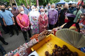 April (agong ke melaka)