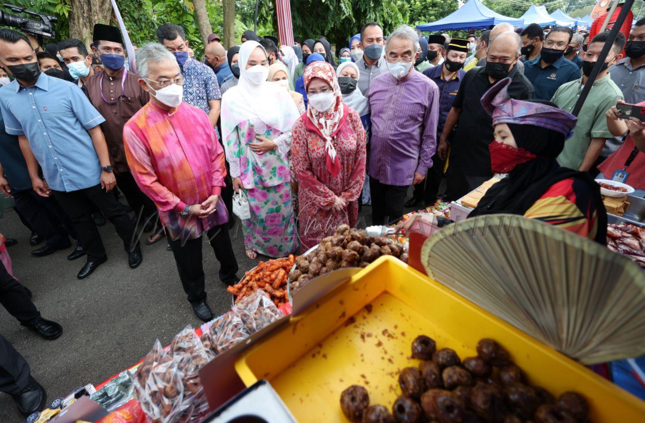 April (agong ke melaka)