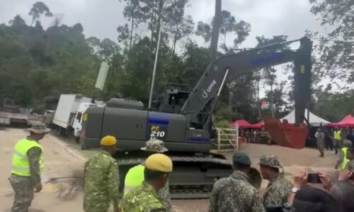 ATM keluar ‘senjata’ baharu, dua jengkaut diba bantu operasi SAR tanah runtuh