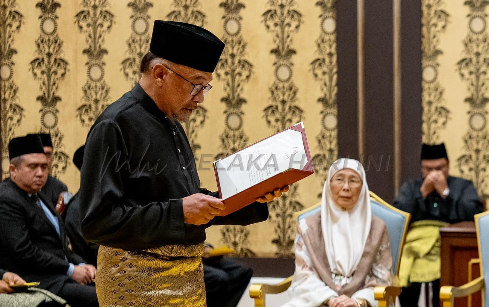 November (anwar angkat sumpah)