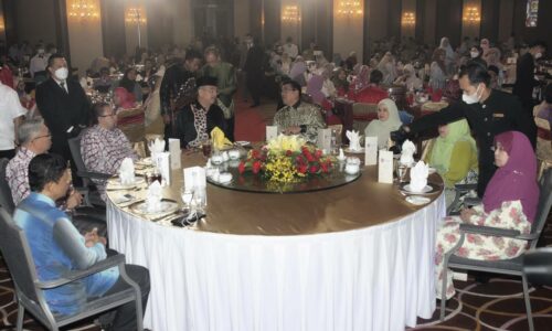 Tun Mohd Ali raikan 3,000 graduan UNIMEL