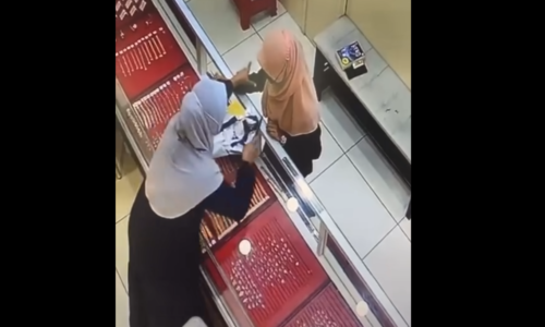 Wanita berjubah cuba samun kedai emas diburu polis