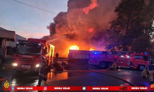 Pegawai dan dua anggota bomba cedera ketika padam kebakaran kilang