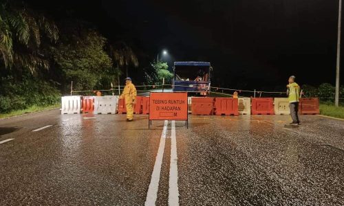 Jalan Kulai – Kota Tinggi ditutup akibat tanah runtuh