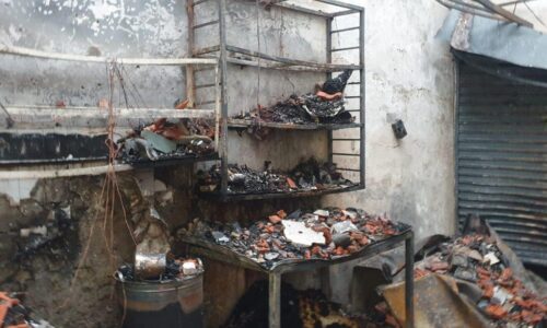 Lima gerai di Medan Selera Sri Kendong terbakar