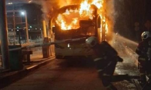 Bas persiaran terbakar, 44 pelancong dan pemandu selamat