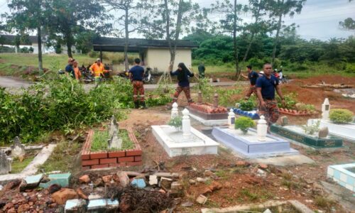 Bomba Melaka bantu bersih kubur