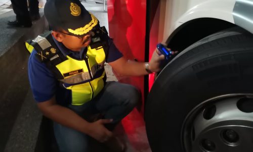 Pemandu bas kantoi layan ganja