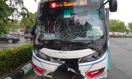 Enam cedera bas rempuh tiga kereta