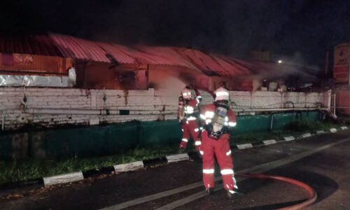 Lima gerai medan selera di Bukit Baru musnah