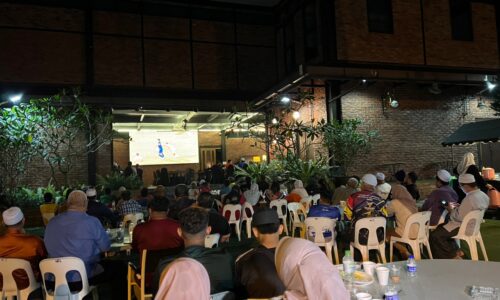 Warga Tanjung Bidara tonton Piala AFF beramai-ramai