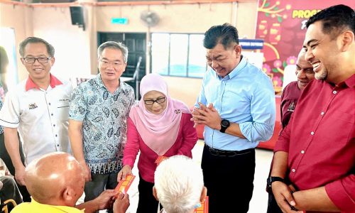 Masyarakat Tionghua gembira terima sumbangan raya