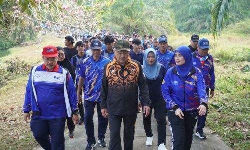‘Brisk Walk’ 8.8km bersama Tun Mohd Ali
