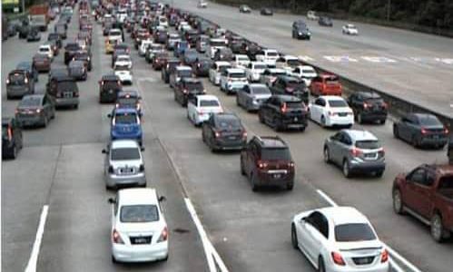 Aliran trafik perlahan di lebuh raya utama pagi ini