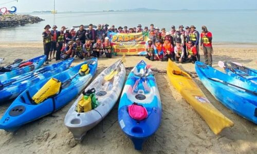 40 peserta berkayak merentasi pulau di Melaka