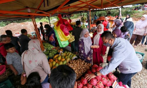 Minyak masak peket RM2, Telur jadi rebutan di Melaka Agro Market