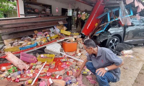 Tergamam lihat gerai belacan, cencaluk dirempuh kereta