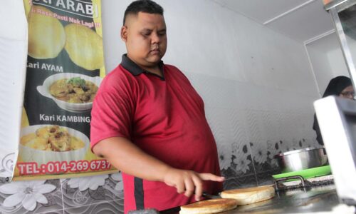 Roti arab cicah kari kambing, memang padu!
