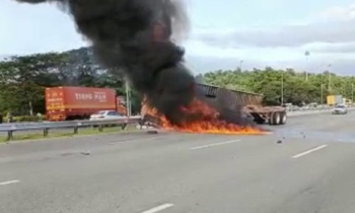 Dua rentung treler terbakar di Lebuhraya Plus Seremban – Port Dickson