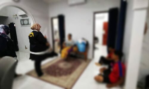 Ibu tunggal, dua anak gadis dicekup bersama dua lelaki