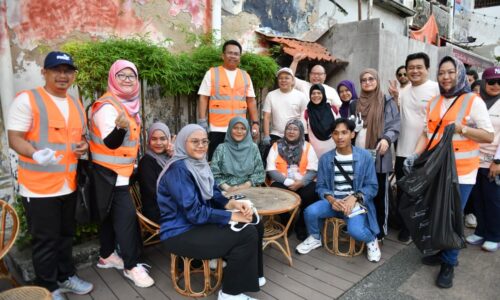 Berjalan kaki 3km kutip sampah