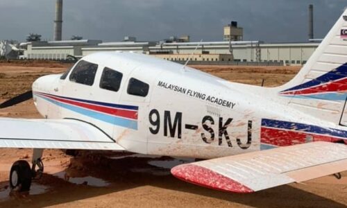 Pesawat ringan mendarat cemas di kawasan kilang