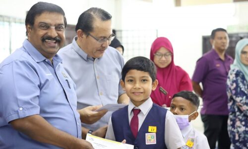 72 murid sekolah rendah Gadek terima bantuan sekolah