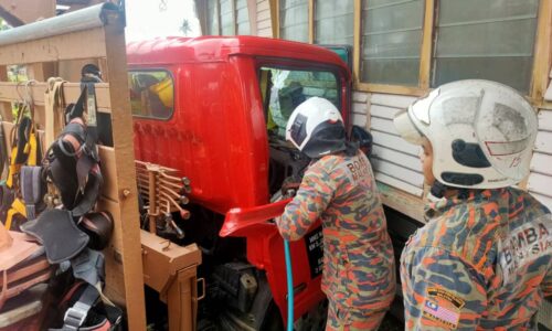 Lori bergerak sendiri rempuh rumah, pemandu tersepit