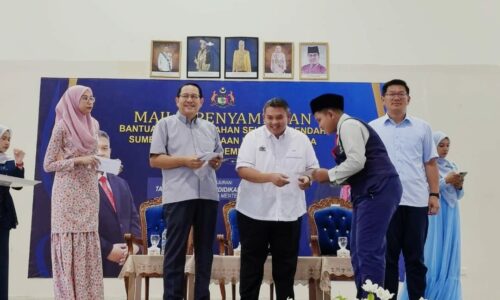 276 murid B40 terima sumbangan persekolahan