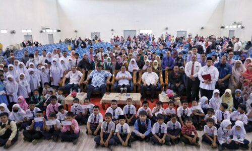2,274 murid sekolah rendah Melaka terima bantuan persekolahan