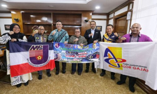 Kibar bendera MPJ, MPAG di puncak Annapurna