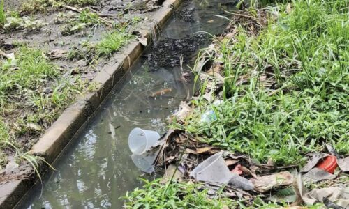 Masalah longkang tersumbat, bau busuk selesai