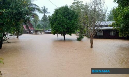 Bomba selamatkan lapan pekerja pasar raya terperangkap di rumah kedai