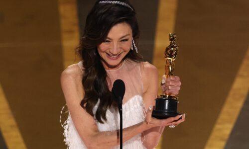 Michelle Yeoh terus membanggakan Malaysia, jadi pelakon Asia pertama memenangi Oscar