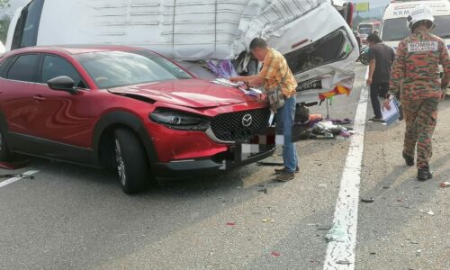 11 pelancong Singapura cedera, seorang parah, van persiaran terlibat kemalangan
