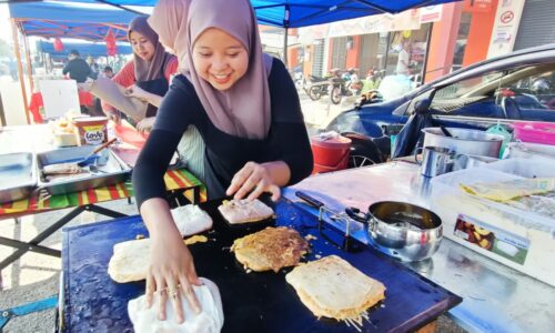 Senyuman Siti Norsofia ‘pelaris’ martabak di bazar Ramadan